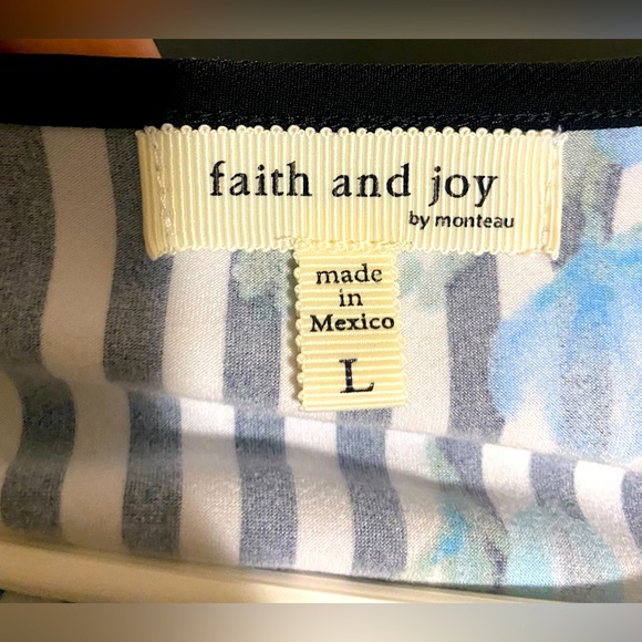 💰2/$10 Used Womens vertical striped shirt size L - Picture 3 of 4